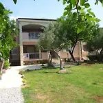 In Starigrad-paklenica 41707 Apartment *