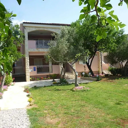 In Starigrad-paklenica 41707 Apartment *
